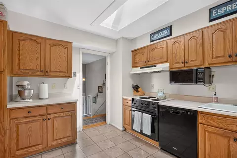 Kitchen - 2130 Creglow, Jackson, MI 49203 photo 1 of 4