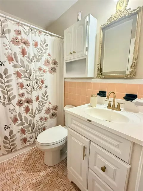 Bath - 1936 Walnut, Dearborn, MI 48124 photo 1 of 1
