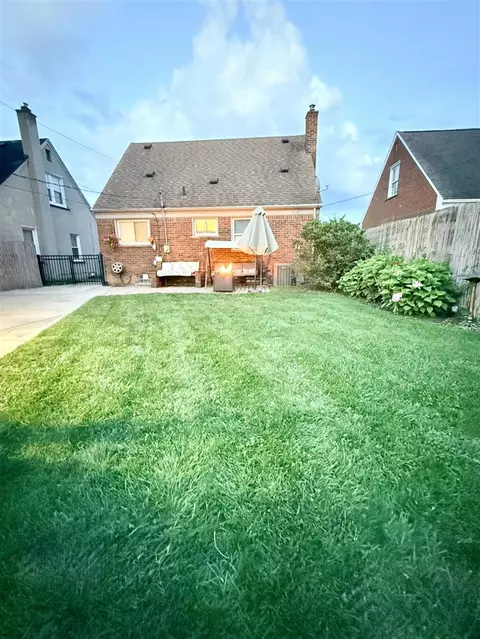 Exterior - 1936 Walnut, Dearborn, MI 48124 photo 4 of 5