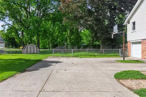 Exterior - 2000 Cascade, Jackson, MI 49203 photo 10 of 11