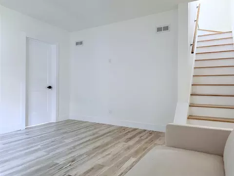 Living - 1500 Deyo, Jackson, MI 49203 photo 2 of 6