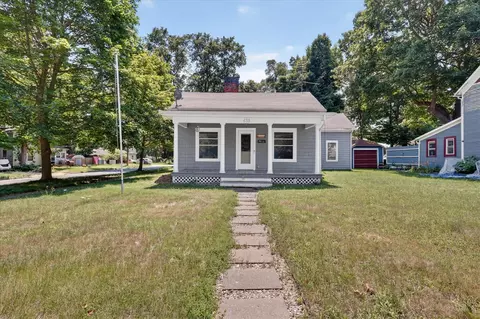 438 E Ctr, Hastings, MI 49058