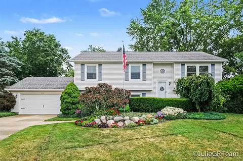 6635 E Via Vis, Rockford, MI 49341