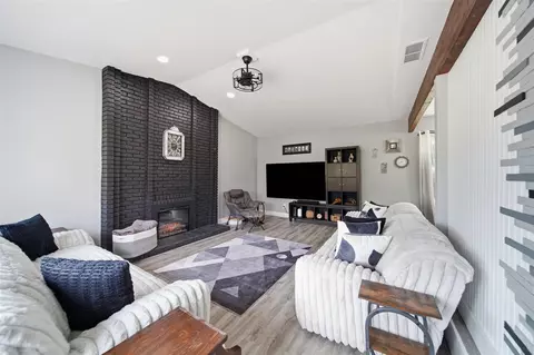 Living - 6979 Placeway, Jackson, MI 49201 photo 6 of 8