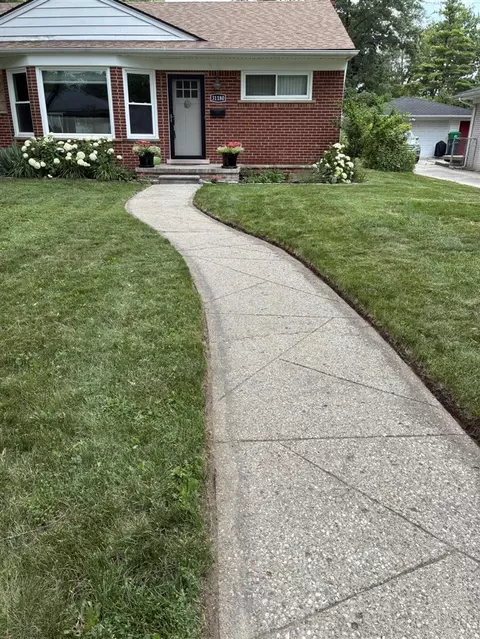 31180 E Rutland, Beverly Hills, MI 48025