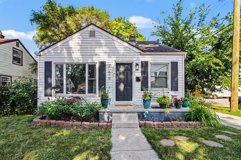 20619 Woodworth, Redford, MI 48240