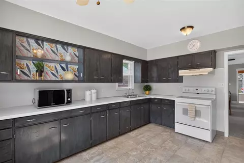 Kitchen - 703 Winifred, Jackson, MI 49202 photo 3 of 4