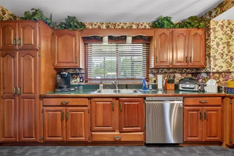 Kitchen - 1180 Herbert J, Jackson, MI 49202 photo 3 of 6