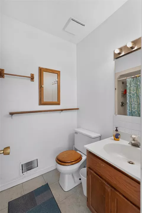 Bath - 15657 Lakeview, Buchanan, MI 49107 photo 2 of 2
