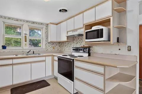 Kitchen - 5000 Zygmunt, Jackson, MI 49201 photo 3 of 4