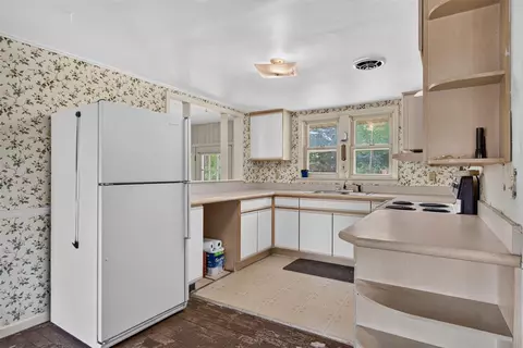 Kitchen - 5000 Zygmunt, Jackson, MI 49201 photo 4 of 4