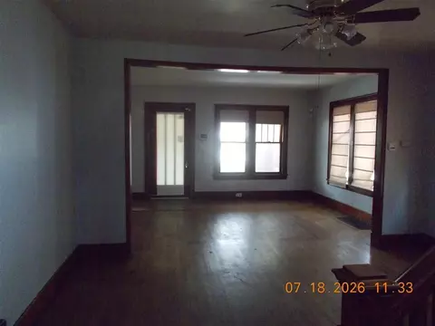 Living - 760 Washington, Monroe, MI 48161 photo 3 of 5