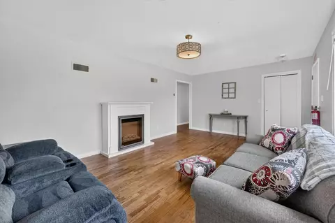 Living - 6720 Horton, Jackson, MI 49201 photo 2 of 3