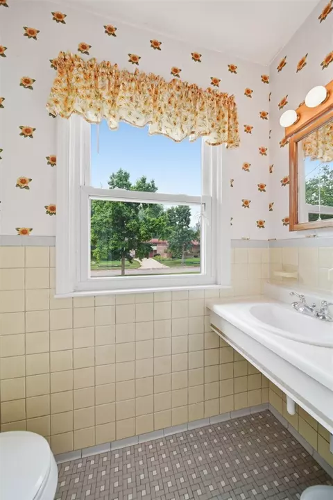 Bath - 1058 Orchard, Adrian, MI 49221 photo 2 of 4