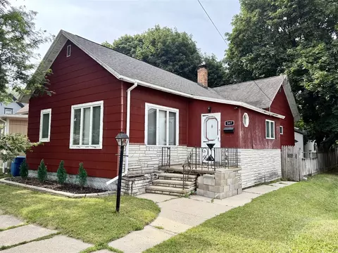 307 6th, Manistee, MI 49660