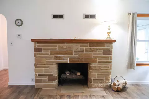 Living - 114 E Southeastern, Galien, MI 49113 photo 2 of 5
