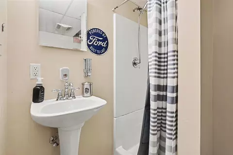 Bath - 507 Floral, Belding, MI 48809 photo 2 of 2