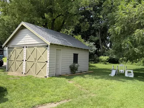 Exterior - 1004 S Jackson, Jackson, MI 49203 photo 4 of 7
