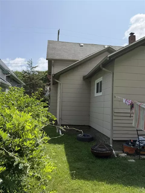 Exterior - 1004 S Jackson, Jackson, MI 49203 photo 5 of 7
