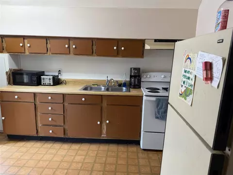Kitchen - 1004 S Jackson, Jackson, MI 49203 photo 4 of 5