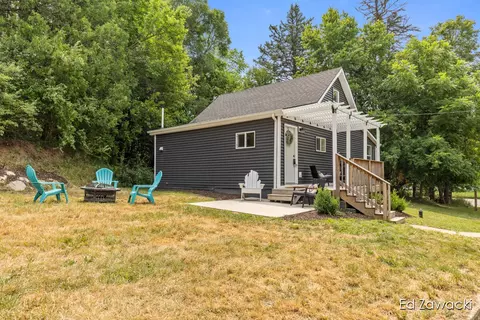 6691 Cannonsburg, Belmont, MI 49306