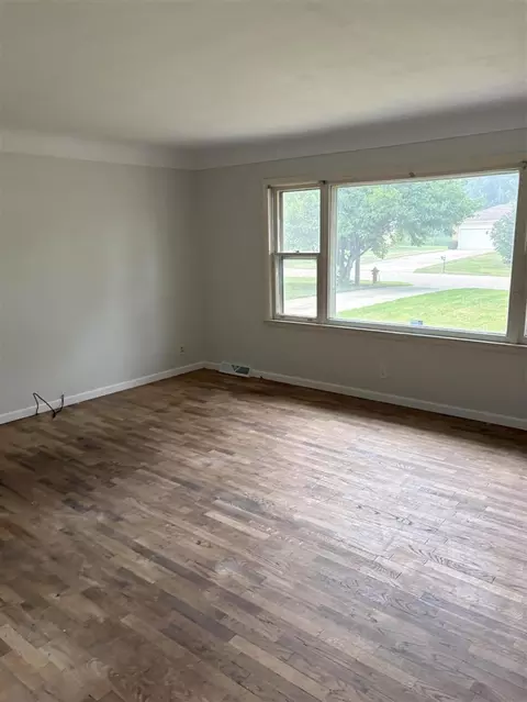Living - 3027 Tulsa, Jackson, MI 49203 photo 4 of 6