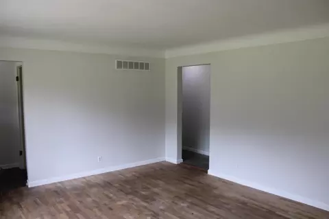 Living - 3027 Tulsa, Jackson, MI 49203 photo 2 of 6