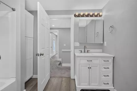 Bath - 1227 Wayne, Jackson, MI 49202 photo 2 of 4