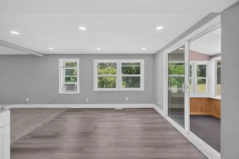 Living - 1227 Wayne, Jackson, MI 49202 photo 6 of 7