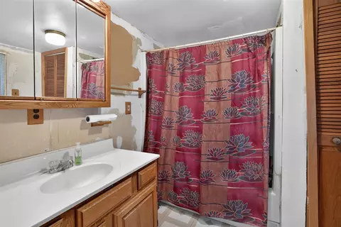 Bath - 821 Grant, Jackson, MI 49203 photo 1 of 1