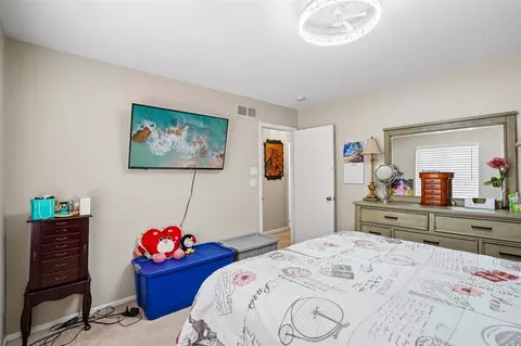 Bedroom - 2994 Roundtree, Troy, MI 48083 photo 6 of 6