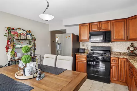 Kitchen - 2994 Roundtree, Troy, MI 48083 photo 3 of 4