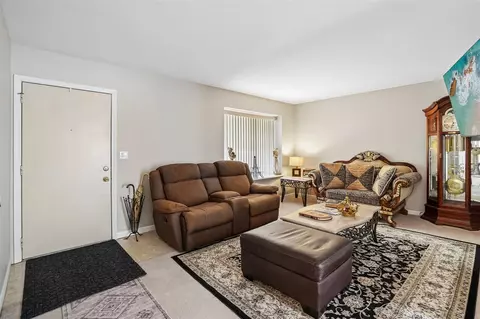 Living - 2994 Roundtree, Troy, MI 48083 photo 1 of 3