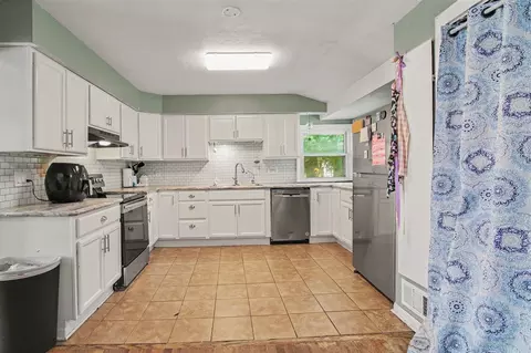 Kitchen - 2637 Lucerne, Jackson, MI 49201 photo 2 of 3