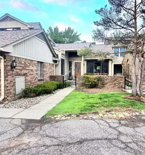 7229 Creeks Bnd, West Bloomfield, MI 48322