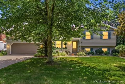 1720 Scott Crk, Belmont, MI 49306