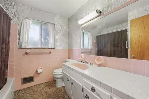 Bath - 908 Halstead, Jackson, MI 49203 photo 1 of 2