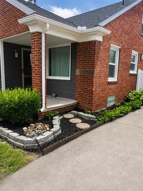 21211 Newcastle, Harper Woods, MI 48225