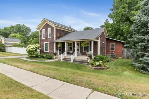 29 W Division, Rockford, MI 49341