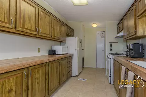 Kitchen - 1163 Maple Leaf, Walker, MI 49534 photo 2 of 3