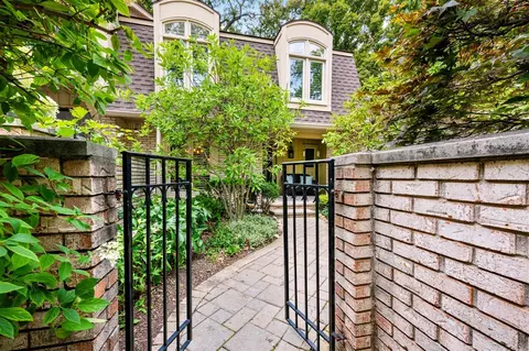 1189 Glenpointe, Bloomfield Hills, MI 48304