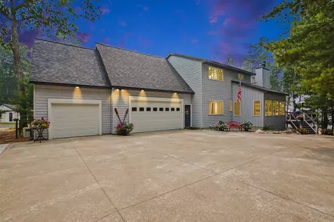7765 Bayview Shr, Baldwin, MI 49304