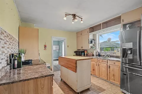 Kitchen - 41491 70th, Covert, MI 49043 photo 2 of 2