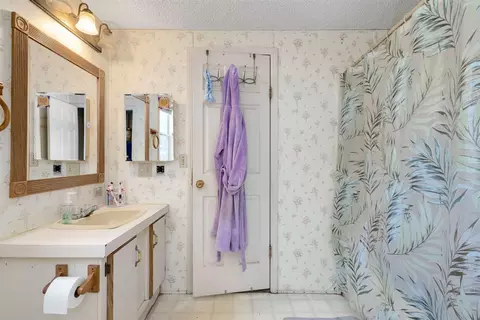 Bath - 2004 E Main, Niles, MI 49120 photo 1 of 3