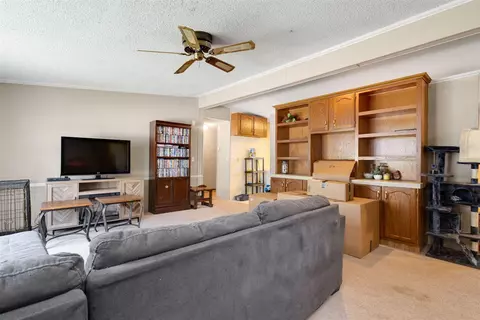 Living - 2004 E Main, Niles, MI 49120 photo 2 of 6