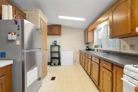 Kitchen - 2004 E Main, Niles, MI 49120 photo 2 of 6