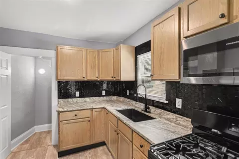 Kitchen - 113 E Robinson, Jackson, MI 49203 photo 2 of 2