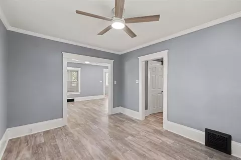 Living - 113 E Robinson, Jackson, MI 49203 photo 4 of 4