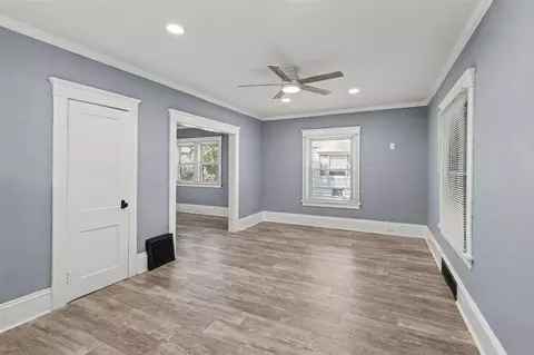Living - 113 E Robinson, Jackson, MI 49203 photo 3 of 4