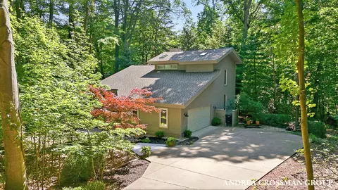 1215 Ash, South Haven, MI 49090
